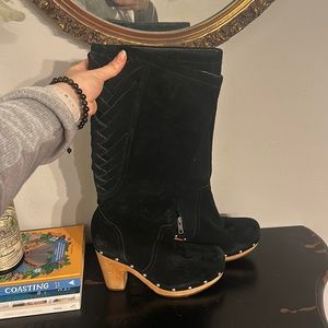 BLACK SUEDE UGGS